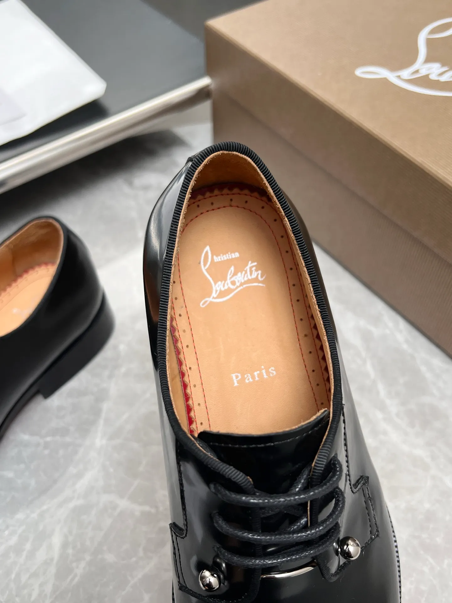 [CL red sole] Top P: 900💰 Number of yards: 39~44 (38.4546. Customized, non-refundable) CL new men's formal shoes Loaf leather shoes Christia* Loubouti* red sole shoes The red sole is luxurious and elegant, reshaping the style boundary of casual formal wear. It is extremely innovative in material selection, and creates a rich visual and tactile experience through the collision of different materials! Made of top-grade calfskin/glossy patent leather/spliced ​​technical fabric in contrasting colors. The upper is stitched by hand with fine and even stitching. It is based on the square-toe loafer shoe shape, with neat and elegant lines, which fits the toughness of men's wear. The upper is embellished with metal rivets, injecting individual details into classic loafers, breaking the mediocrity of casual shoes, and giving a concrete expression of "low-key luxury". From the original color/red cowhide lining inside the shoe to the instantly recognizable red sole, the "red sole" is not only the brand's visual identity, but also a "luxury codeword" when walking. The red sole exposed inadvertently conveys taste and identity instantly. From the innovative splicing of materials, to the personalized fusion of design, to the ingenious inheritance of craftsmanship, the Christian Louboutin men's loafer series is not only a pair of casual shoes, but also a "yuppie style" dressing weapon for men. Whether it is a casual business meeting or a casual look for daily travel, it can help you become a unique and stylish man in every occasion with its "red Loaf" attitude.